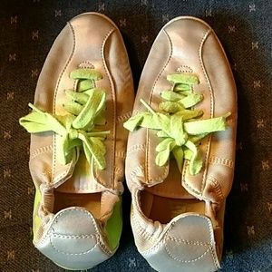 Everlast athletic shoes, silver with neon green laces.